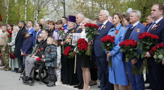 9 мая 2025 года духовенство храма Рождества Христова приняло участие в городском митинге у памятного обелиска героям, погибшим за Родину.